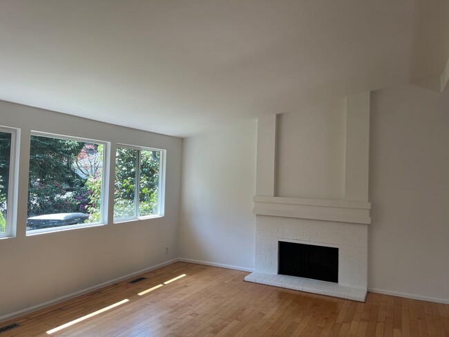 Building Photo - 4bd/2.75ba Bellevue Home