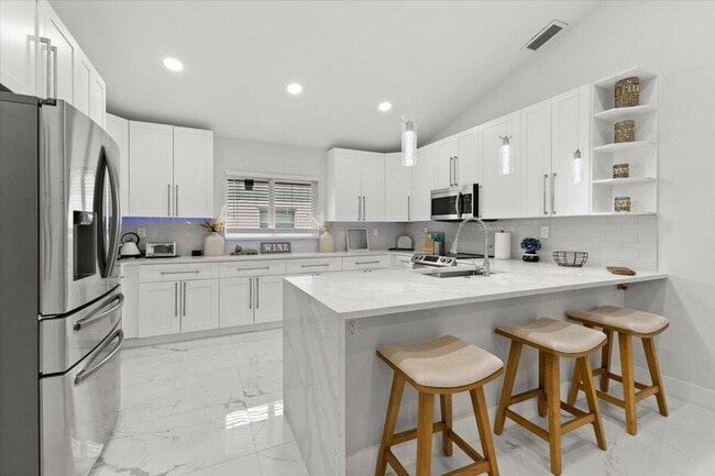 Building Photo - 5136 Beechwood Rd