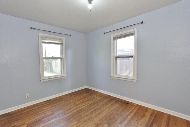 Building Photo - 1605 S Reinhart Dr
