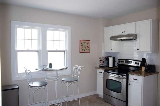 Building Photo - Bungalow by the Green! Executive SLC Rental Home