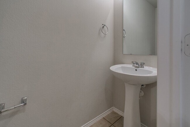 Building Photo - 552 Crystal Springs Dr