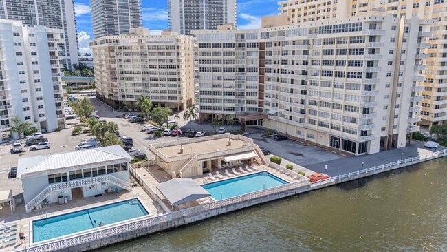 Building Photo - 1825 S Ocean Dr