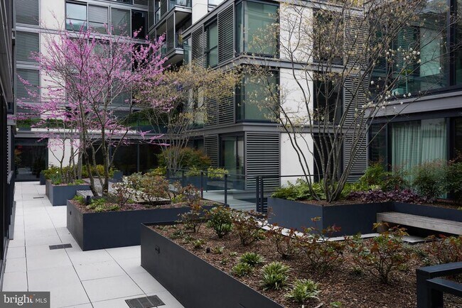 Building Photo - 925 H St NW