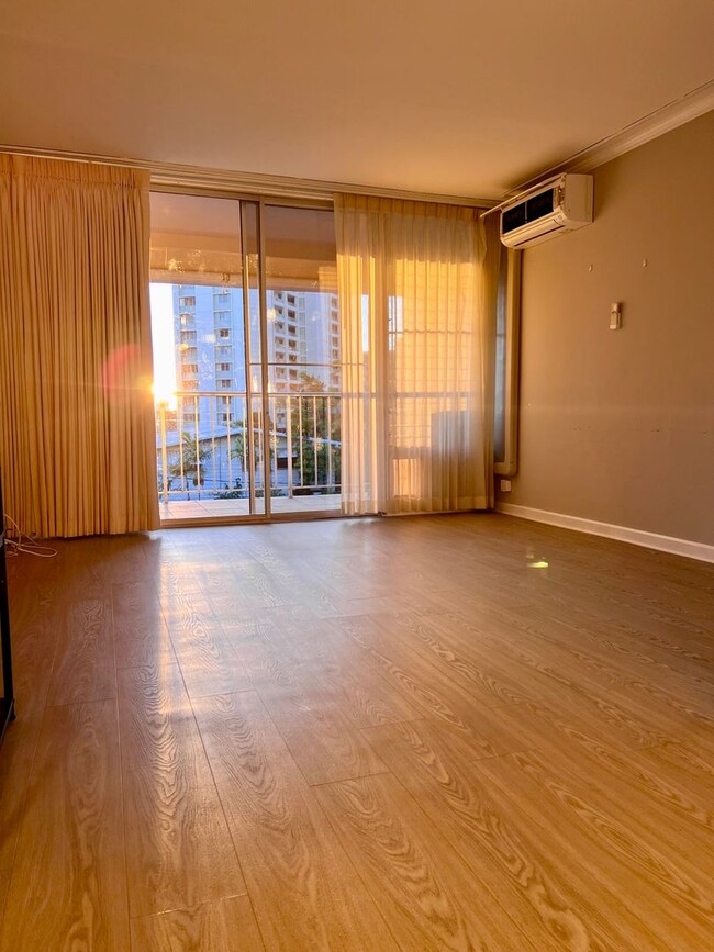 Building Photo - Spacious 1Bed 1Bath 1Parking Stall With La...