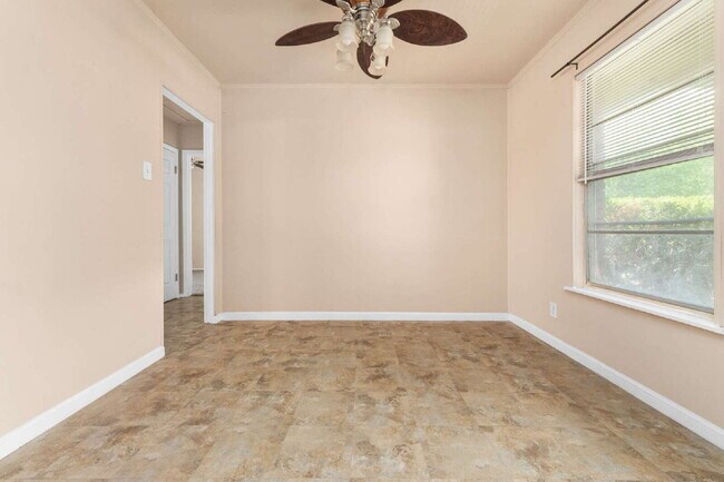 Building Photo - 218 E Villaret Blvd