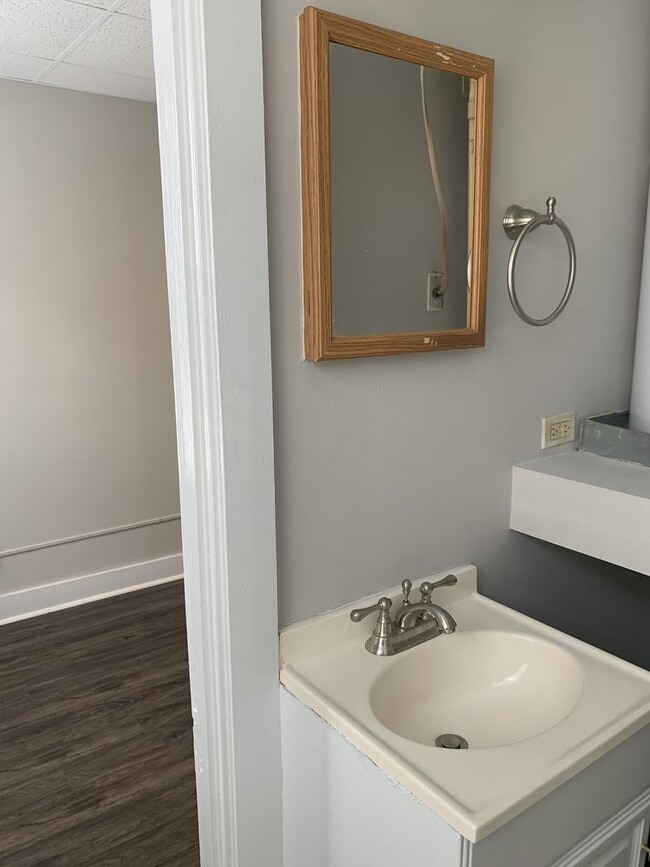 Building Photo - 2 Bedroom 1  Bath Apartment