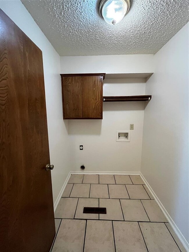 Building Photo - 300 Chalmette Dr