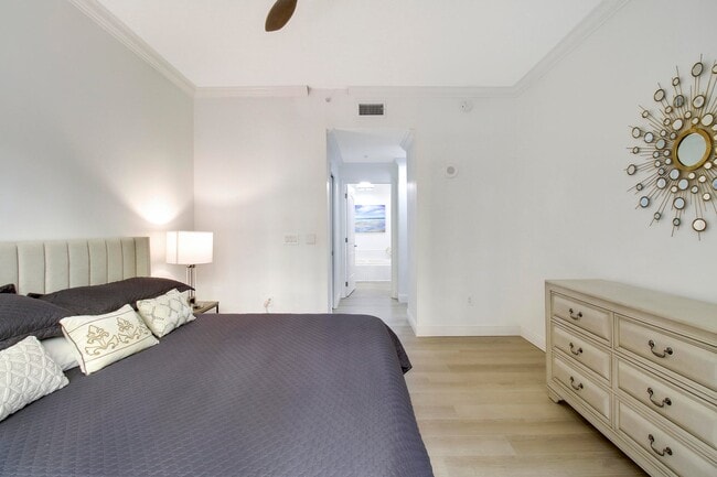 Building Photo - 801 S Olive Ave