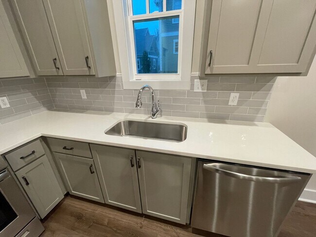 Building Photo - Savannah Square - 3BR/3BA For Rent