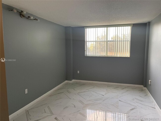 Building Photo - 16465 NE 22nd Ave