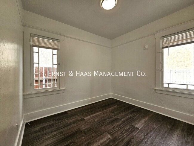 Building Photo - 320 W 12th St