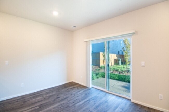 Building Photo - Beautiful newer construction 4 bed, 2.5 ba...