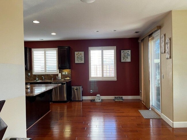 Building Photo - NEWER MODERN HOME BEHIND KAISER VACAVILLE *STAR RENTALS