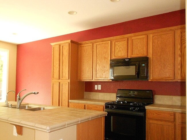 Building Photo - 4 bedroom 2 bath home located in Yuba City