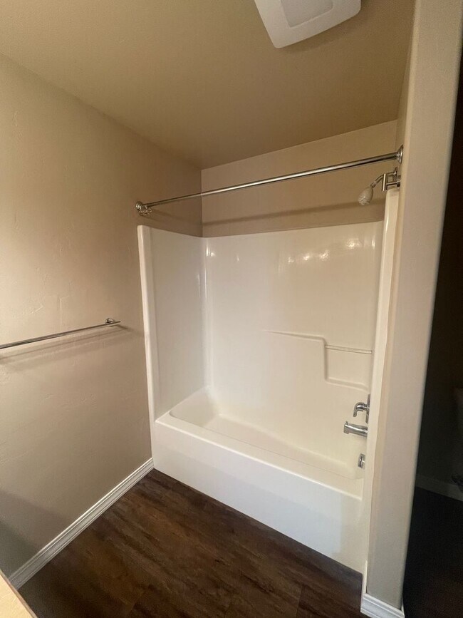 Building Photo - Freshly Remodeled 3 bed 2 Bath Townhome