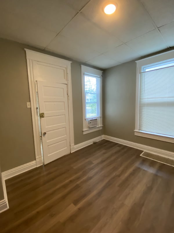 Building Photo - 901 W 6th St