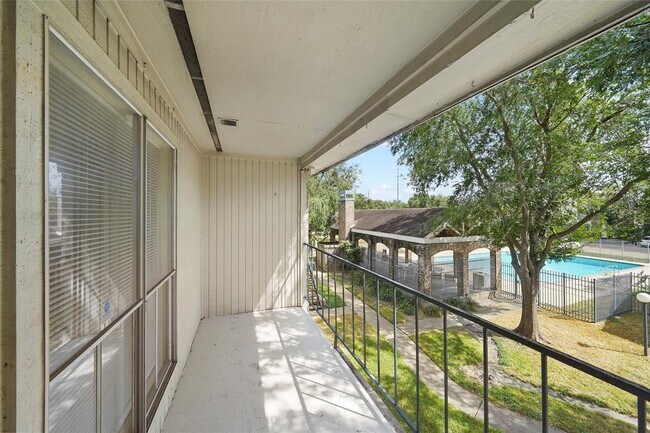 Building Photo - 3900 Woodchase Dr