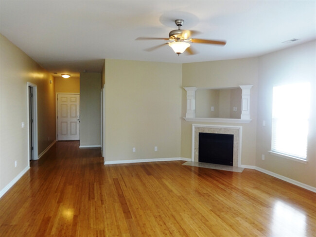 Building Photo - 621 English Oak Cir