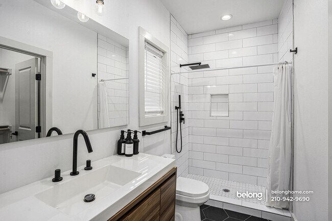 Building Photo - 321 Porter St