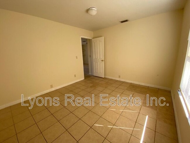 Building Photo - 801 SE 5th Ave