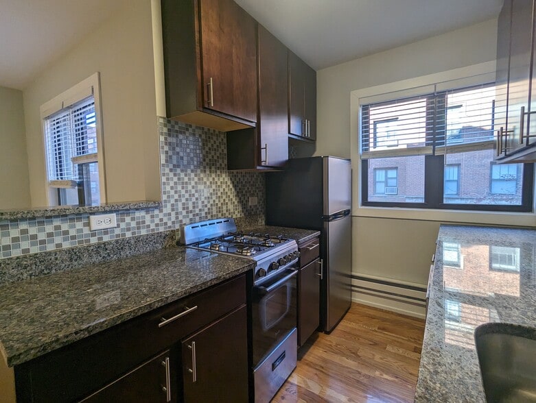 Building Photo - 908 W George St