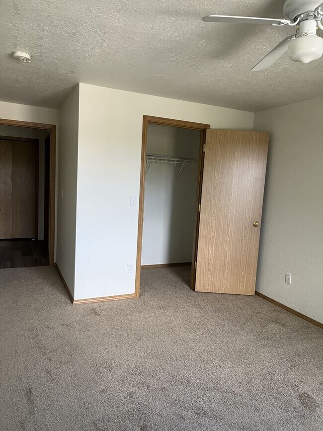 Building Photo - Large 3 bedroom, 2.5 bath, 1 car garage, fenced back yard townhome recently remodeled