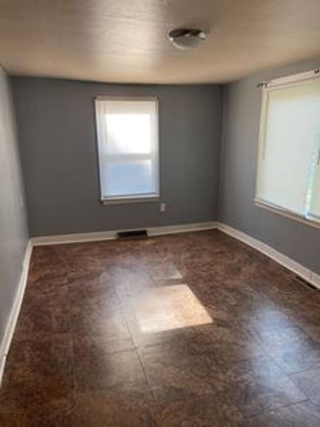 Building Photo - 4 bedroom 2 bath house in Henrico County! All appliances, laundry, central hvac, big yard