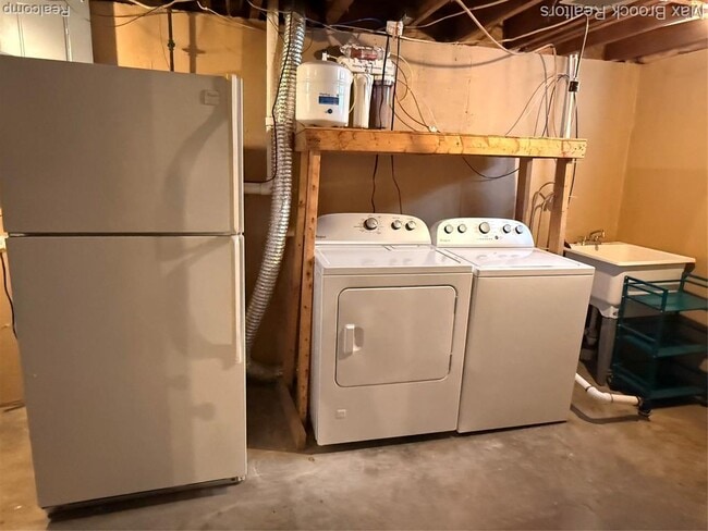 Building Photo - 2105 Rowland Ave