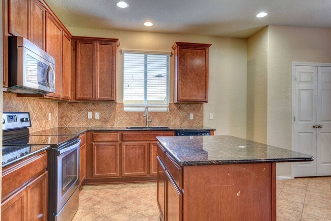 Building Photo - 4 Bedroom/3 Bath Ridge of Silverado Hills Subdivision