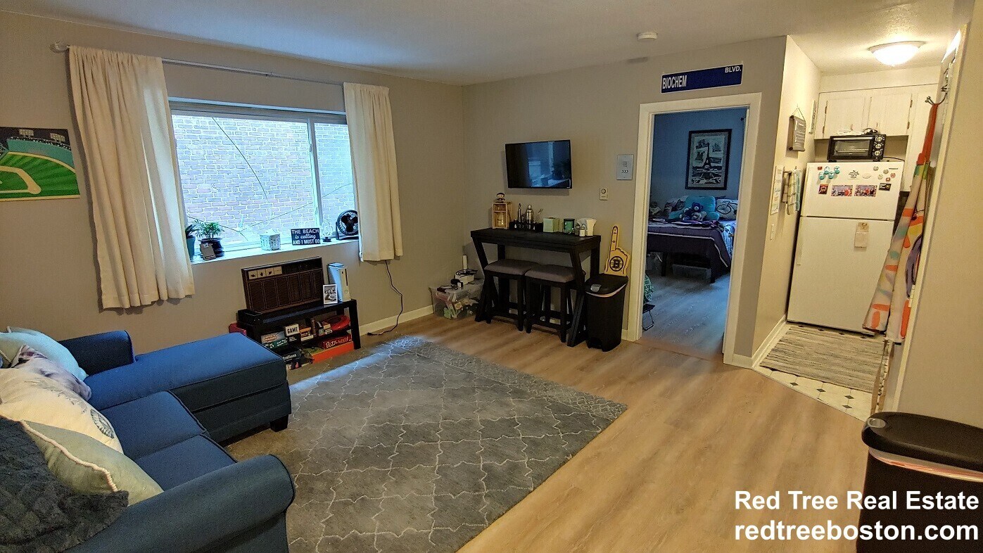 Building Photo - 200 Kelton St