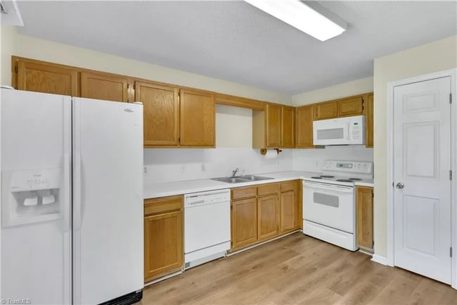 Building Photo - AVAILABLE NOW!