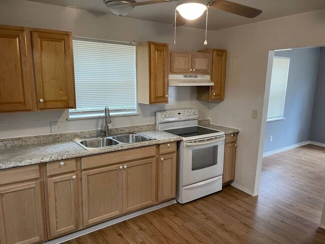 Building Photo - Spacious 3 Bedroom, 1 Bathroom House on quiet street