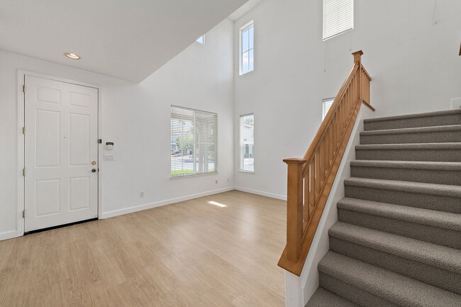 Building Photo - Spacious 3 Bedroom/2.5 Bath Home