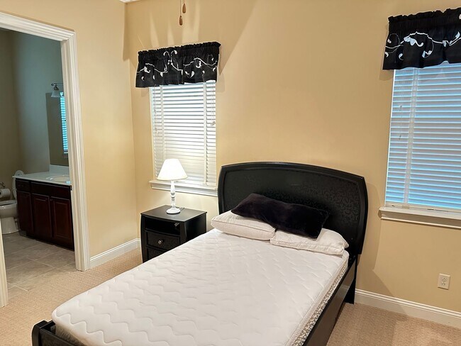 Building Photo - Must See, 4/3 furnished, Walking Distance ...