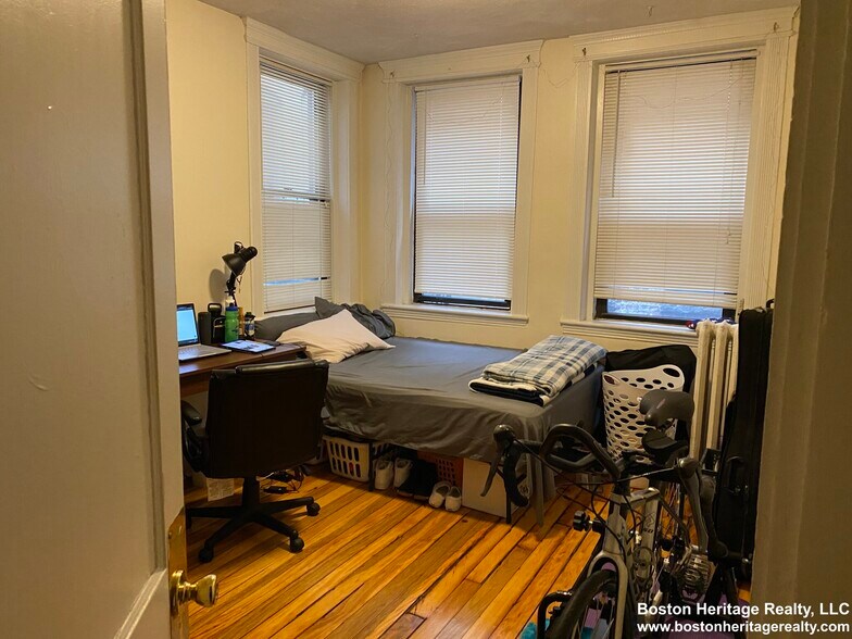 Building Photo - 54 Burbank St