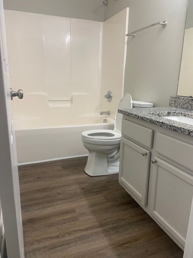Building Photo - Spacious Town-home!