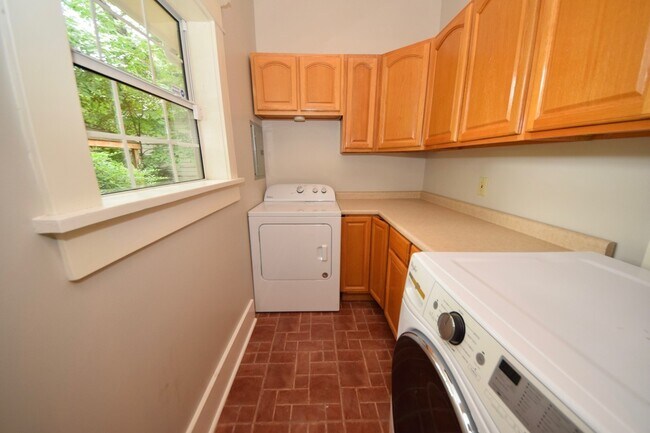 Building Photo - DARLING charmer with 3 beds and 2 baths near the U of M.