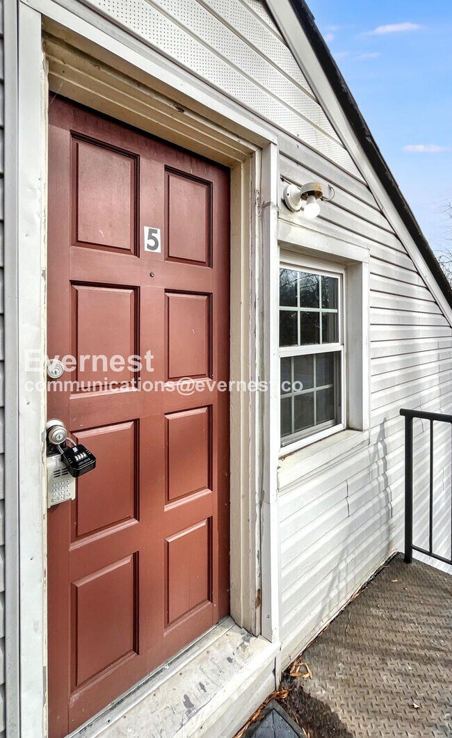 Primary Photo - 413 N Moore Rd