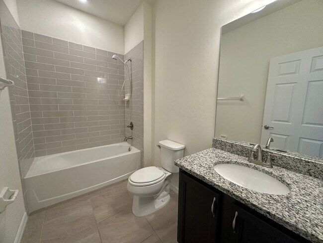 Building Photo - Huge Screened Lanai! Modern & Spacious 4 Bed 2 Bath