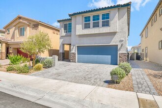 Building Photo - Modern Living in the Heart of West Henderson!
