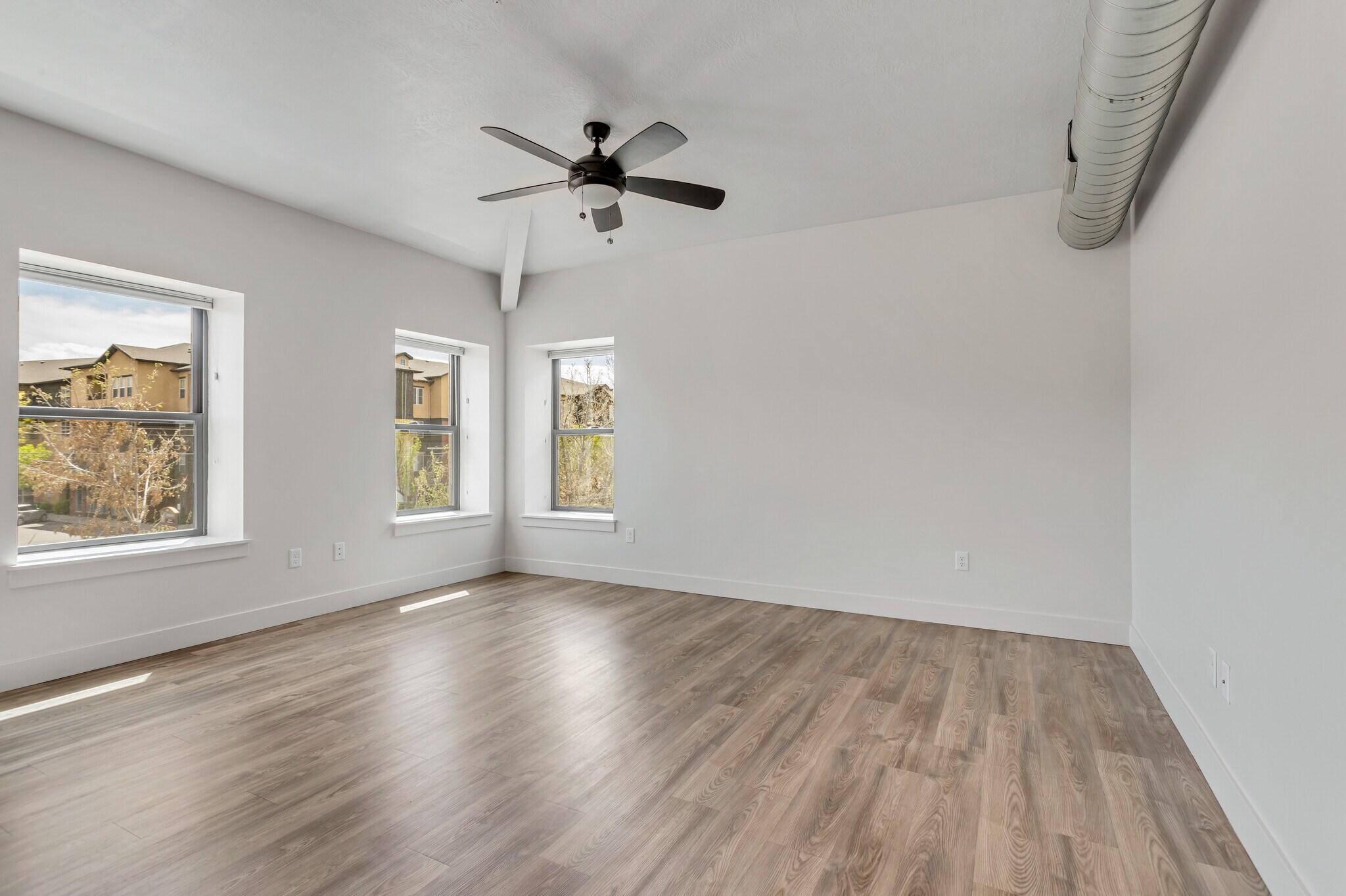 Building Photo - 606 W North Temple St