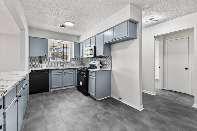 Building Photo - 10027 Valley Sun Dr