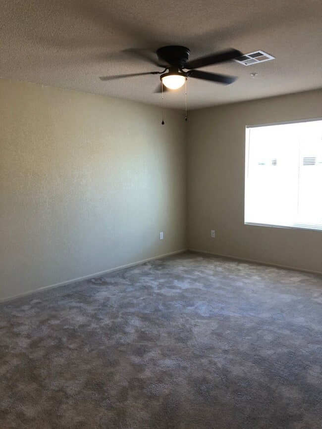 Building Photo - 3 bedroom Townhome in Desert Sky!