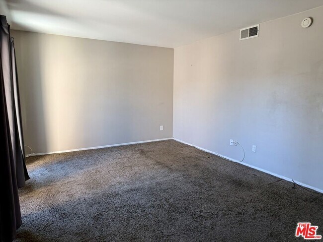 Building Photo - 6716 Clybourn Ave