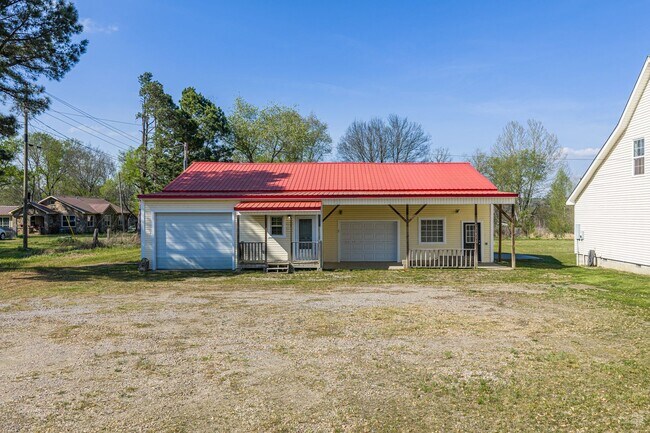 Building Photo - Country home equipped for on-site business!