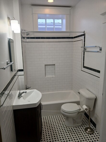 Building Photo - 153 Holbrook Ave