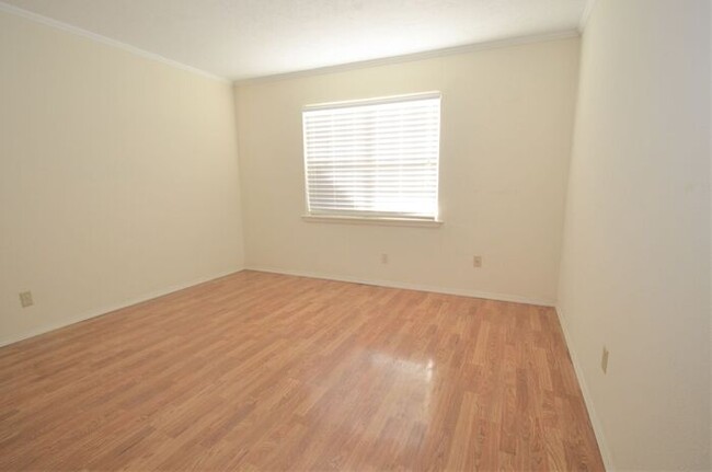 Building Photo - Tara Condos 2 Bed 1 Bath Apt NW 63rd & May...