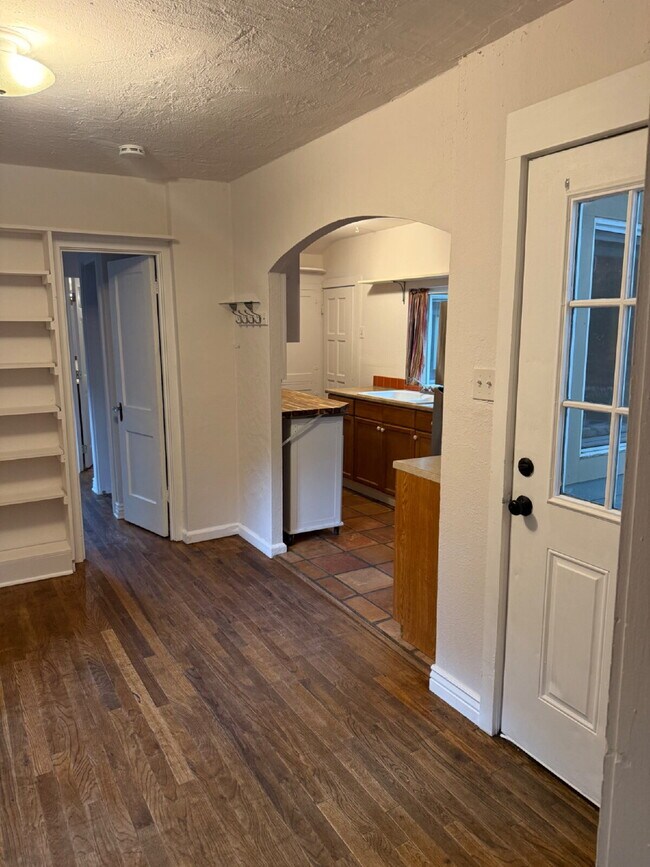 Building Photo - Beautiful and cozy 3 Bedroom 1 Bathroom Ho...