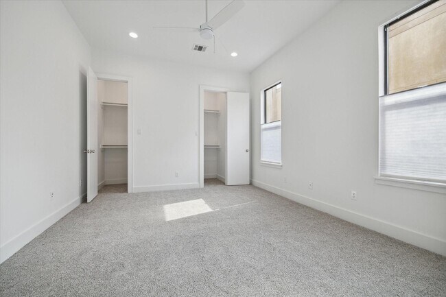 Building Photo - 1105 W 21st St