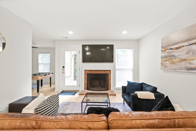 Building Photo - Newly Remodeled Townhome in Fourth Ward – ...